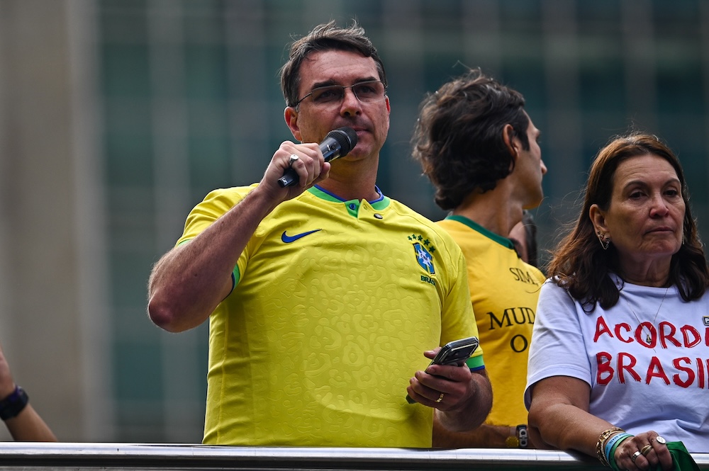 bolsonaro-subira-a-rampa-do-planalto-em-janeiro-de-2027,-diz-flavio