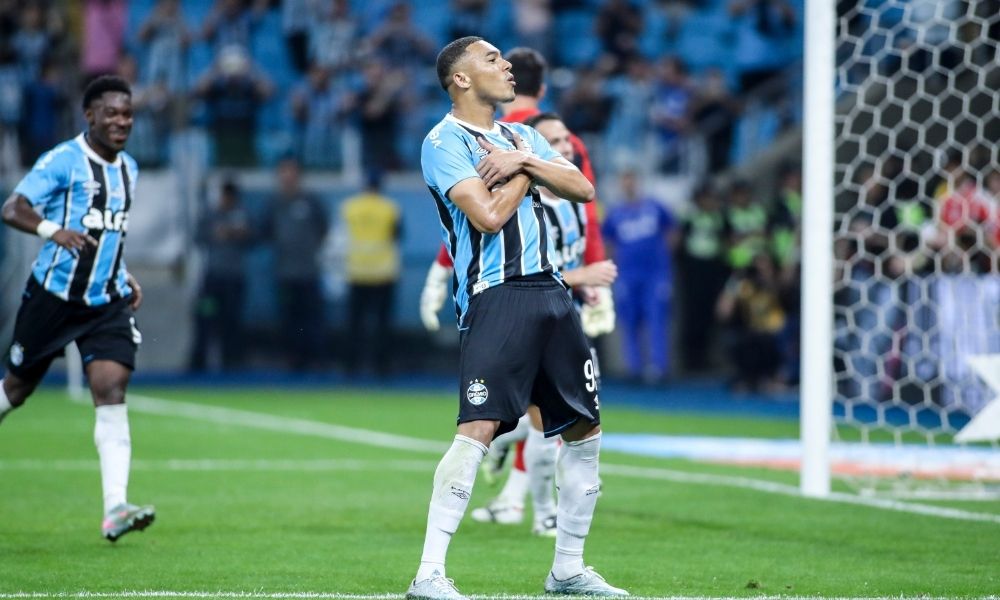 gremio-aproveita-expulsao-do-inter,-vence-o-gre-nal-450-por-3-a-0-e-encaminha-titulo-do-gaucho