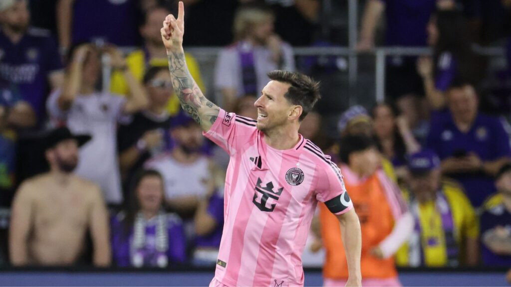 messi-anota-gol-de-falta-e-encosta-em-marca-de-marcelinho-carioca