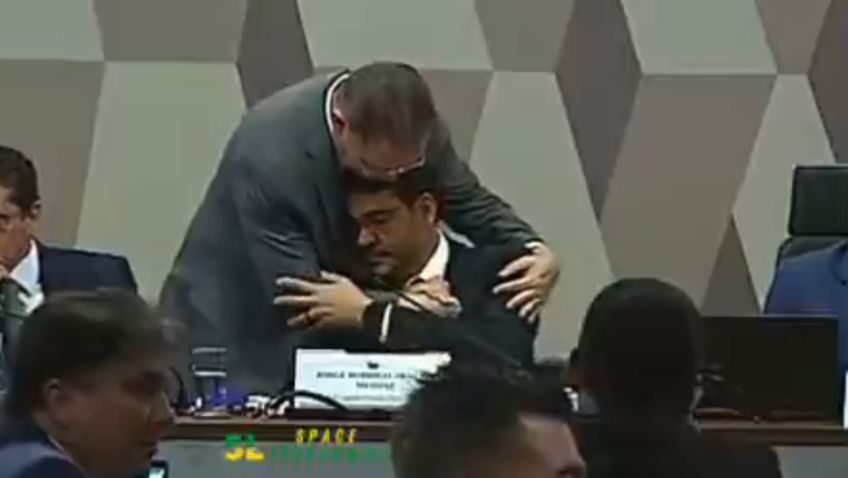 lider-da-oposicao-abraca-messias-durante-sabatina,-e-criticado-e-se-explica:-‘principio-de-educacao’
