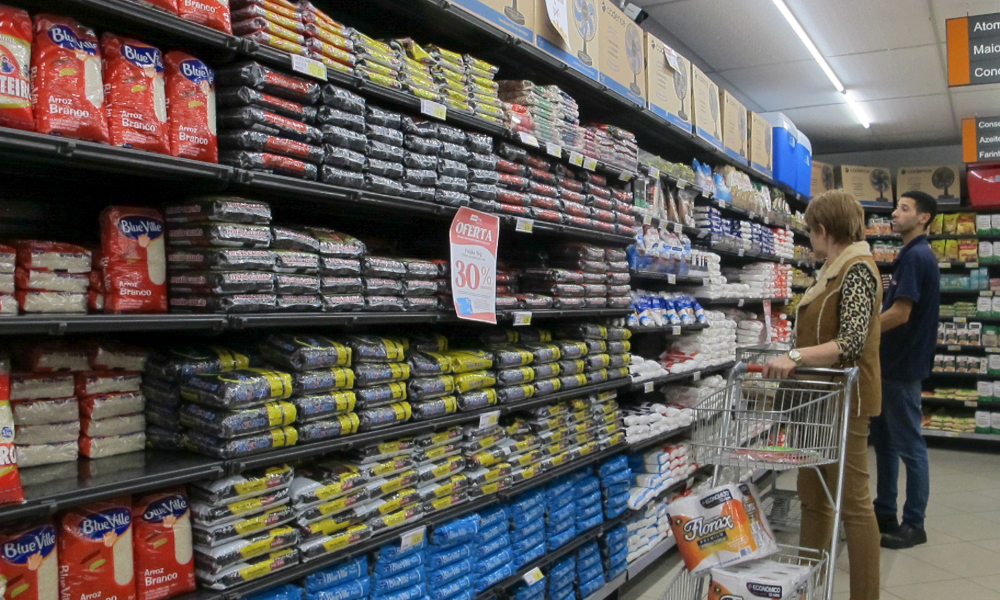 previa-da-inflacao-acelera-para-0,89%-em-abril,-puxada-por-alimentos-e-combustiveis