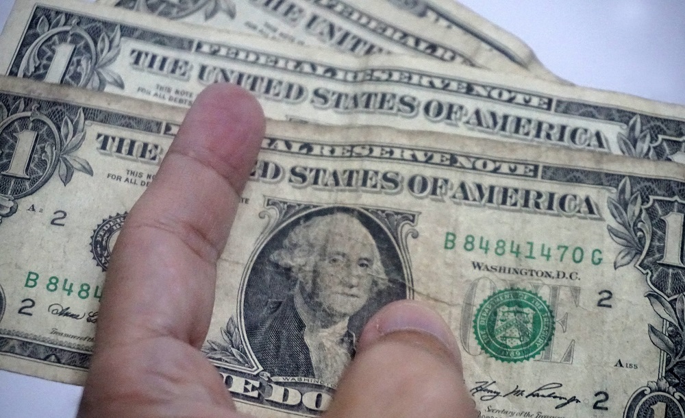 dolar-fecha-quinta-feira-a-r$-5,00-com-temor-de-escalada-do-conflito-no-oriente-medio