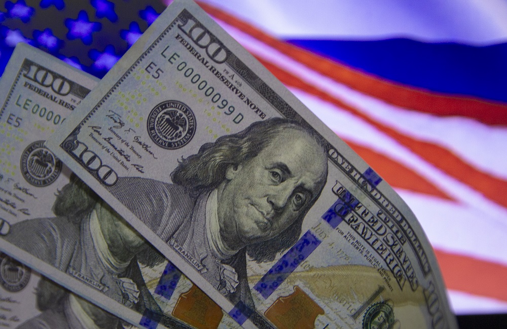 dolar-fecha-em-leve-queda,-a-r$-4,97,-menor-valor-em-dois-anos