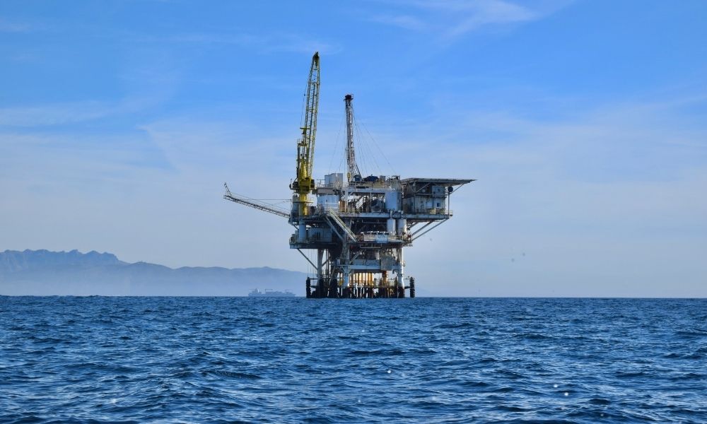 petroleo-fecha-em-alta-de-5%-apos-volta-do-fechamento-de-ormuz-e-escalada-de-tensoes-eua-ira