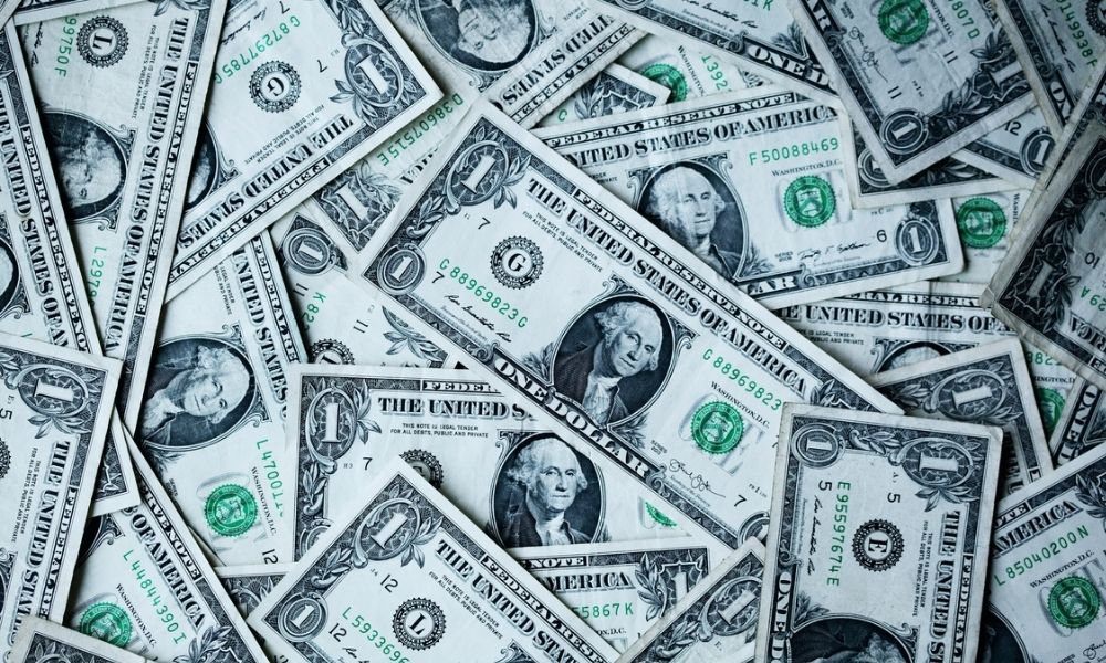 dolar-cai,-renova-minima-e-fecha-a-sexta-feira-a-r$-4,98-com-a-reabertura-ormuz