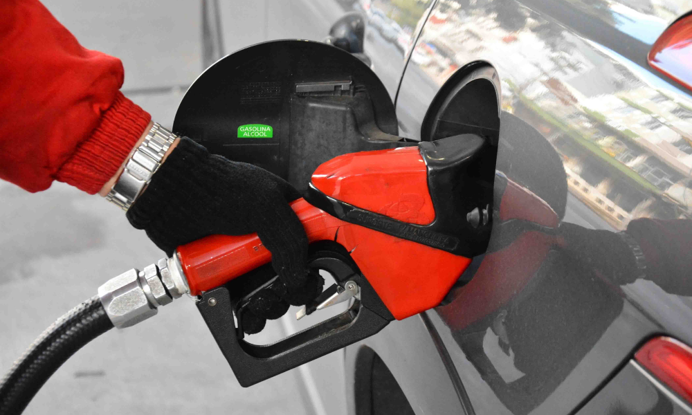 como-economizar-combustivel-nas-ferias:-pneus-e-modo-de-dirigir