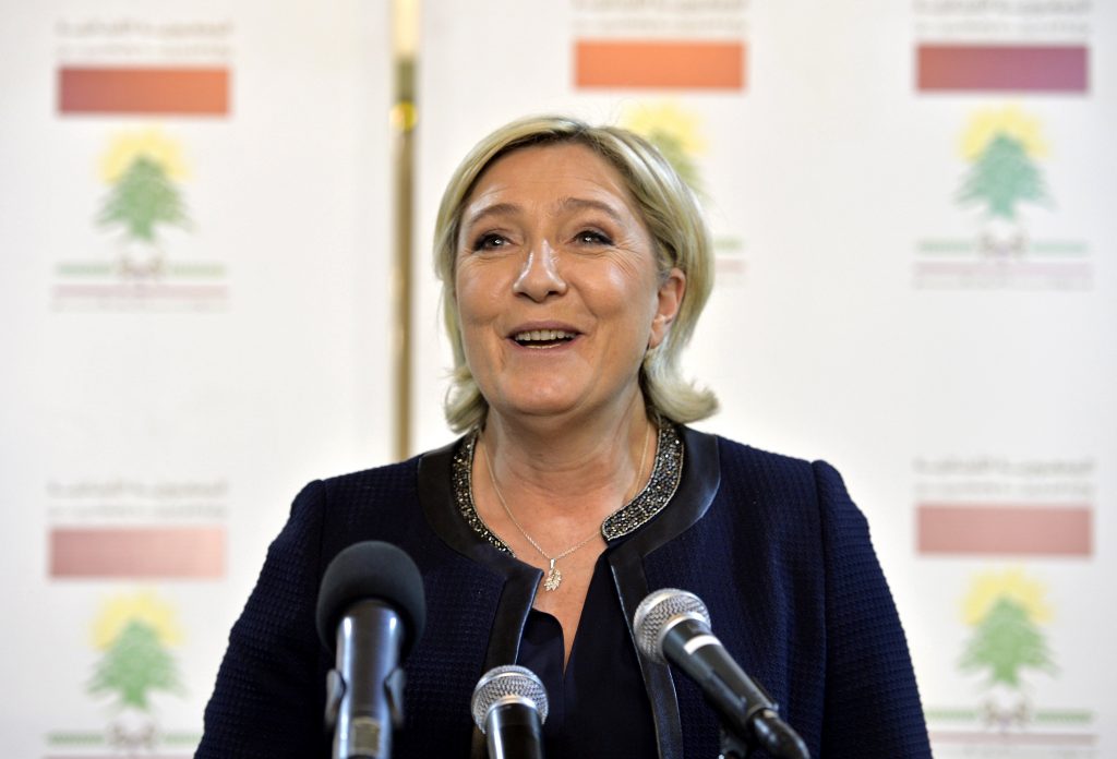 le-pen-critica-‘trumpificacao’-de-macron:-‘linguagem-grosseira’