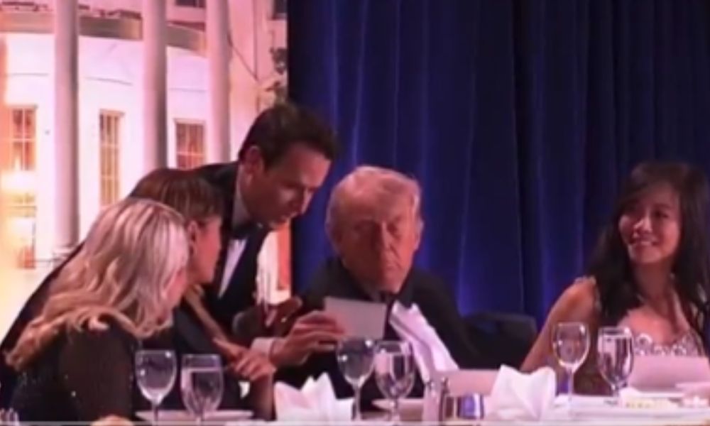 video:-veja-o-momento-em-que-trump-e-retirado-de-jantar-apos-ataque-a-tiros