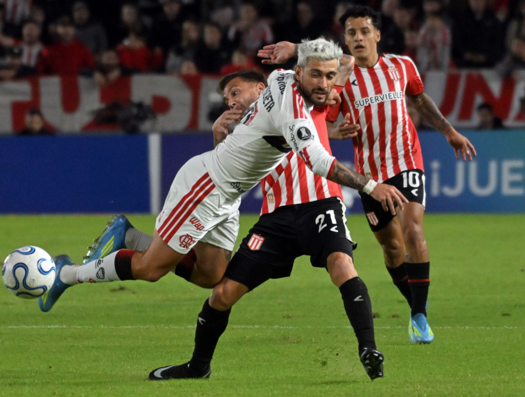 flamengo-empata-com-o-estudiantes-e-ve-arrascaeta-deixar-gramado-com-trauma-no-ombro