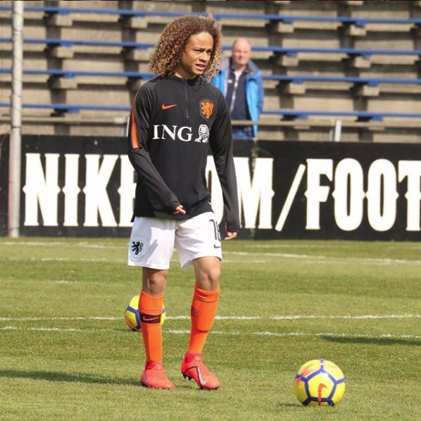 xavi-simons-sofre-lesao-no-joelho-e-desfalca-holanda-na-copa-do-mundo