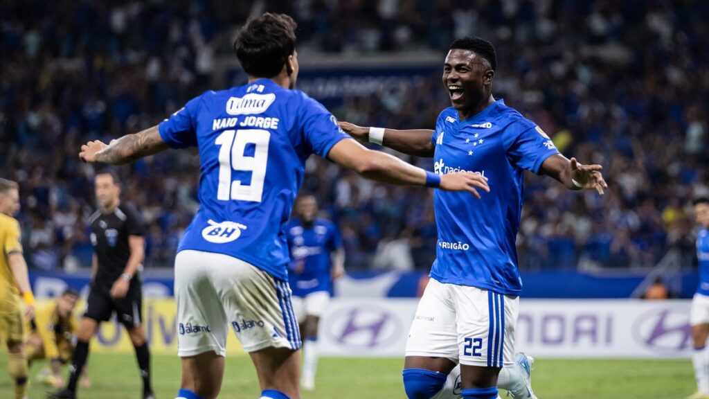 cruzeiro-aproveita-expulsao,-bate-boca-juniors-e-assume-lideranca