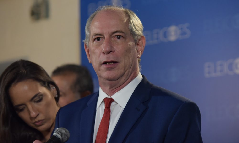ciro-gomes-manda-‘prender’-apoiador-ao-confundir-gesto-com-simbolo-do-cv;-veja-video