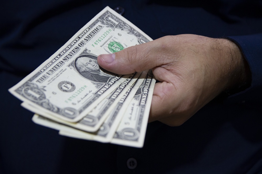 dolar-fecha-a-r$-4,89,-o-menor-valor-em-mais-de-dois-anos 