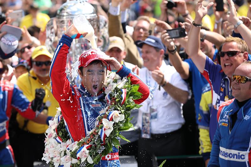 o-sabor-da-gloria:-descubra-por-que-o-vencedor-das-500-milhas-de-indianapolis-bebe-leite-no-podio