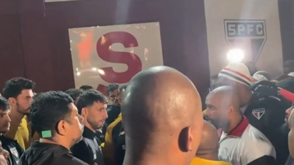 sao-paulo:-torcida-vai-ao-ct-e-confronta-elenco-apos-eliminacao