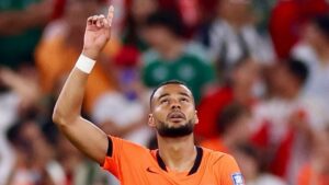 gakpo-supera-perda-do-filho-e-e-unico-heroi-da-holanda-eliminada
