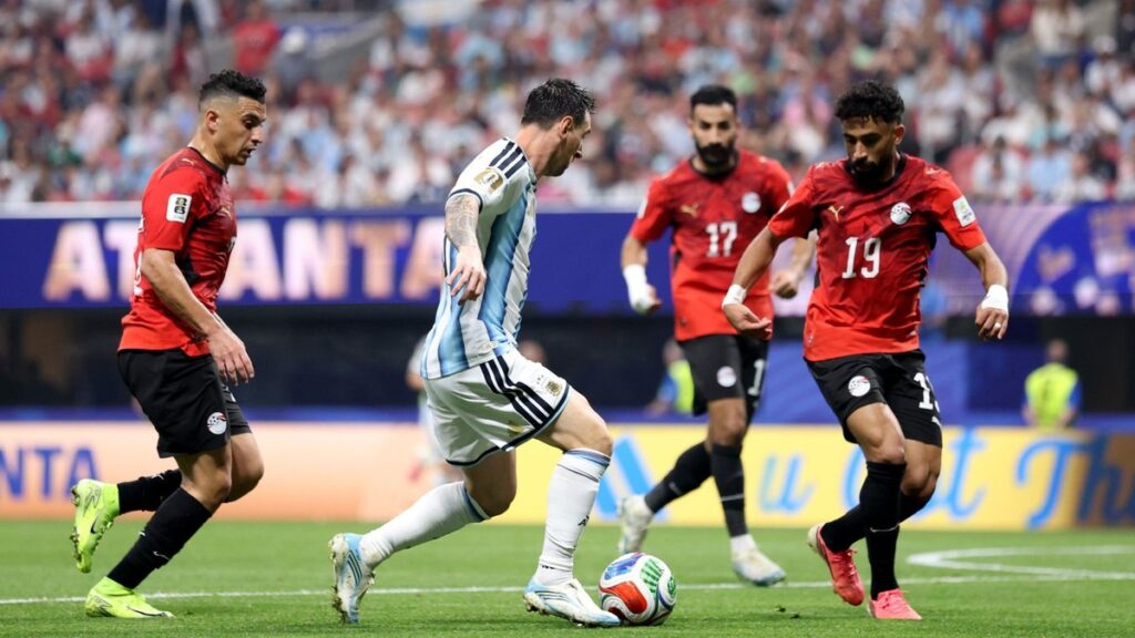 messi-perde-penalti,-mas-ressurge-e-argentina-vira-sobre-o-egito